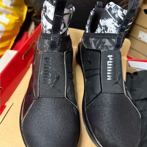 Puma women’s Black and White Sneakers/with Large top